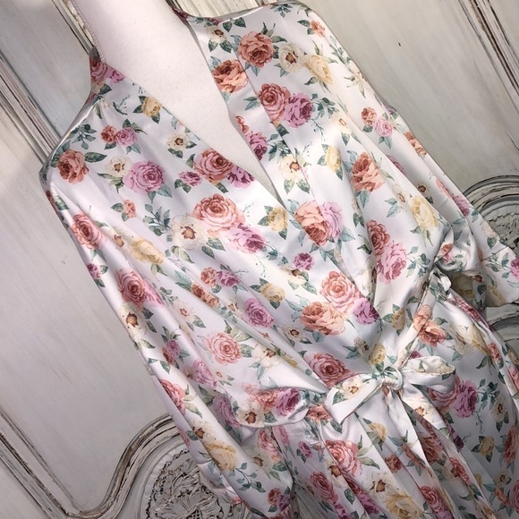 Soho Apparel Silky Floral on Cream Ground Kimono Robe with Self Belt Size 1XL - Picture 3 of 10